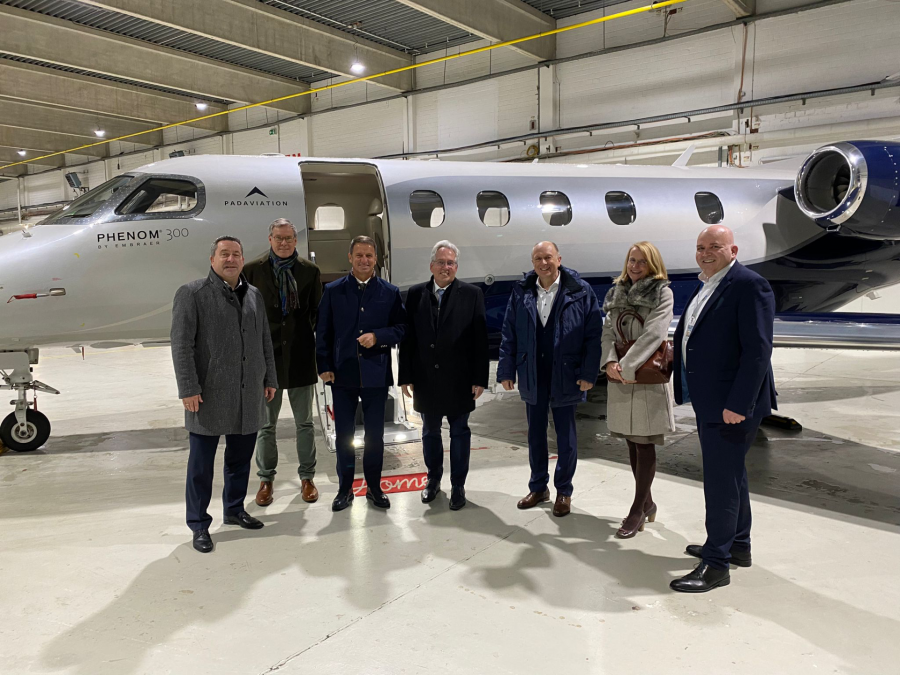 Aufsichtsratsvorsitzender Christoph Rüther (3. von rechts) und Geschäftsführer Roland Hüser (rechts) hießen die Polizeipräsidentin aus Bielefeld Dr. Sandra Müller-Steinhauer (2. von rechts) und die heimischen Landräte mit Sprecher Sven Adenauer (2. von links) am Flughafen Paderborn/Lippstadt willkommen. © Flughafen Paderborn-Lippstadt Airport Aufsichtsratsvorsitzender Christoph Rüther (3. von rechts) und Geschäftsführer Roland Hüser (rechts) hießen die Polizeipräsidentin aus Bielefeld Dr. Sandra Müller-Steinhauer (2. von rechts) und die heimischen Landräte mit Sprecher Sven Adenauer (2. von links) am Flughafen Paderborn/Lippstadt willkommen. © Flughafen Paderborn-Lippstadt Airport